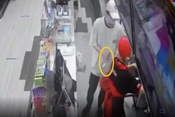 Clip: Bị cướp túi xách, cô gái đáp trả cực gắt và cái kết hài hước-1