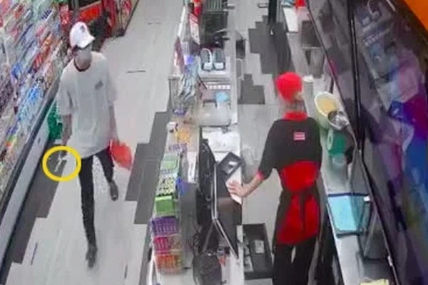 Nam thanh niên cầm dao đe dọa nhân viên, cướp tiền ở cửa hàng tiện lợi-2