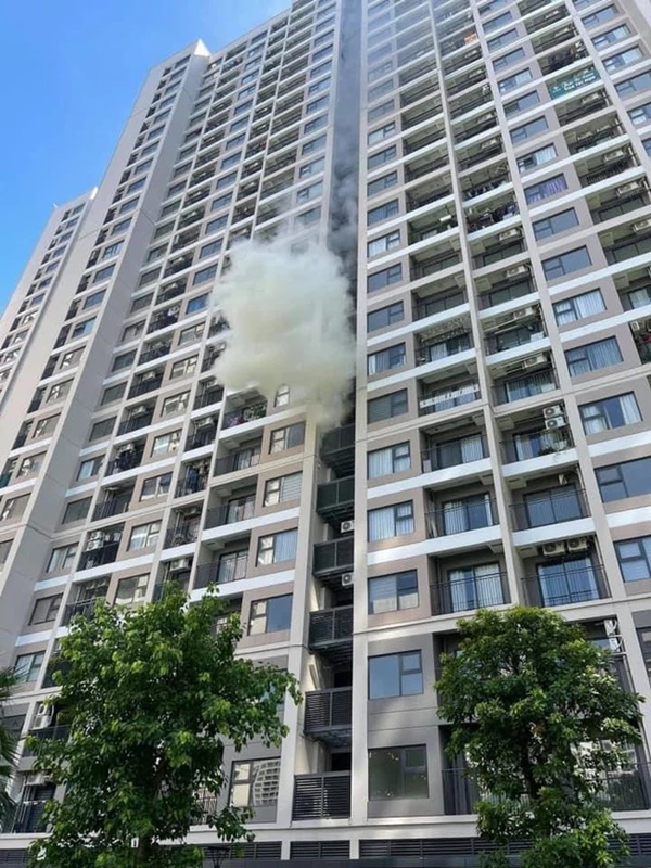Hà Nội: Cháy khu vực đặt cục nóng điều hoà chung cư cao cấp giữa trời nắng 40 độ-2