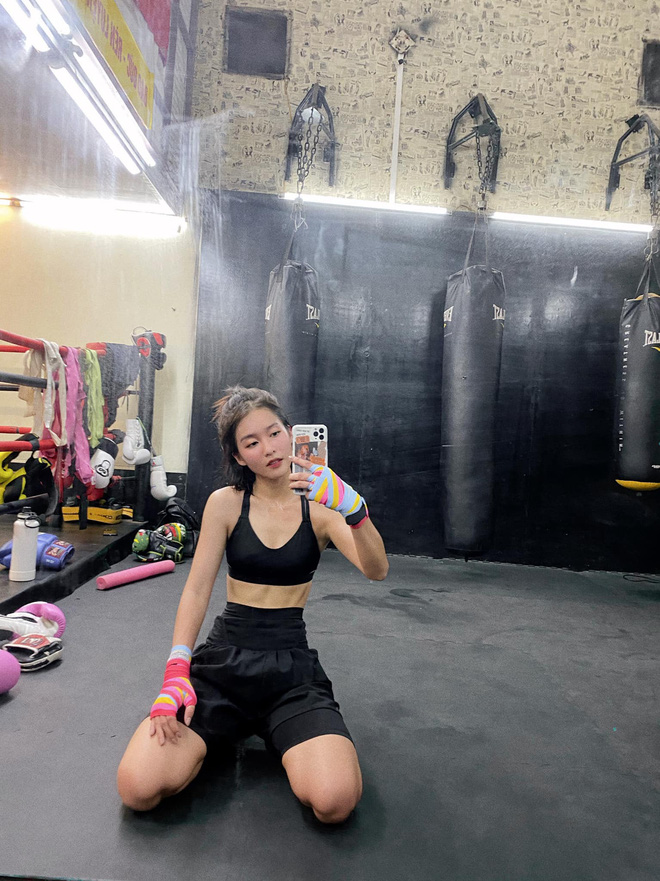 Khả Ngân gây lo lắng khi xuất hiện với gương mặt hốc hác, lộ rõ xương ức khi mặc áo khoét cổ sâu-5