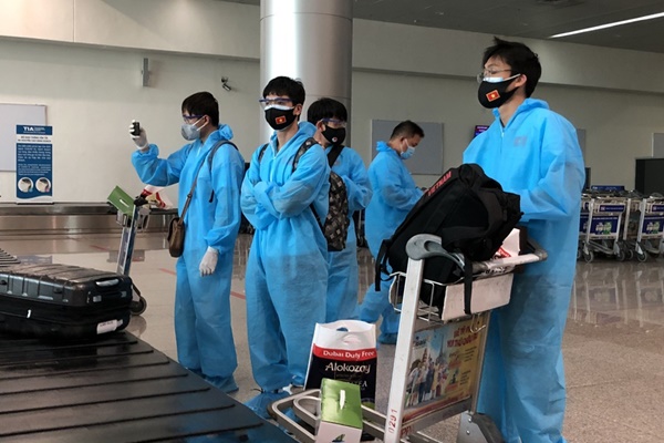 Chuyến bay chở đội tuyển Việt Nam về nước có 2 người mắc Covid-19-1