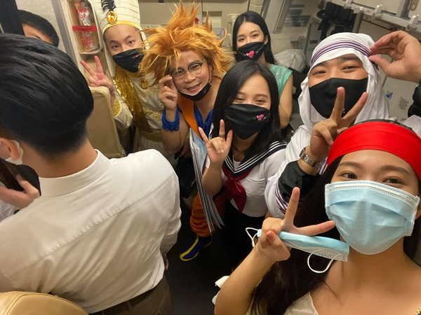 Hà My BTV của VTV tung ảnh hậu trường cảnh được vị doanh dân cầu hôn trên máy bay vô cùng rầm rộ và công phu-3