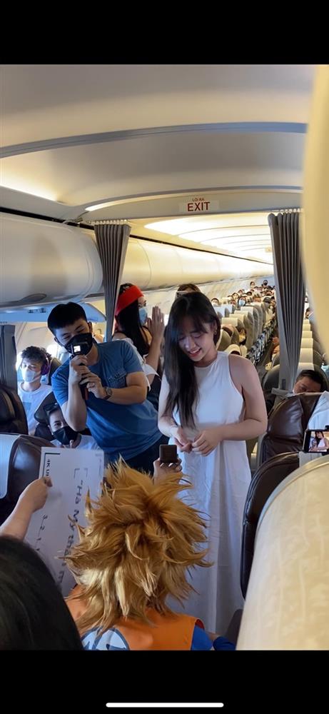 Hà My BTV của VTV tung ảnh hậu trường cảnh được vị doanh dân cầu hôn trên máy bay vô cùng rầm rộ và công phu-5