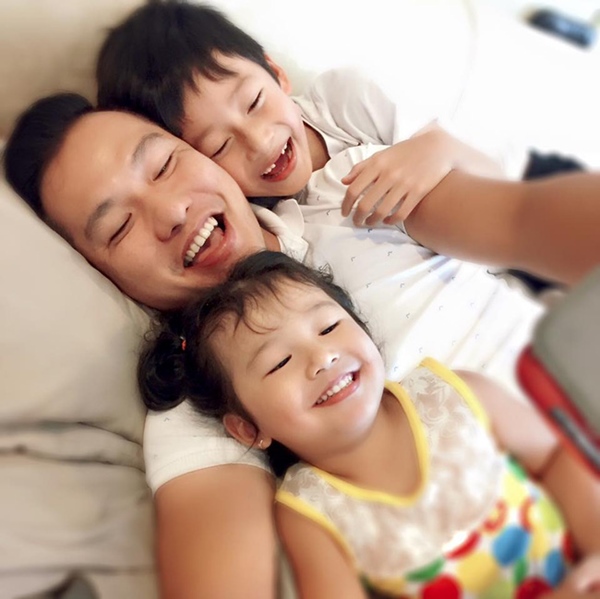 Điểm mặt những ông bố dượng vàng” trong làng Vbiz: Kim Lý và con trai Hồ Ngọc Hà thân thiết không rời, Ưng Hoàng Phúc kèm con trai vợ học mỗi ngày-2