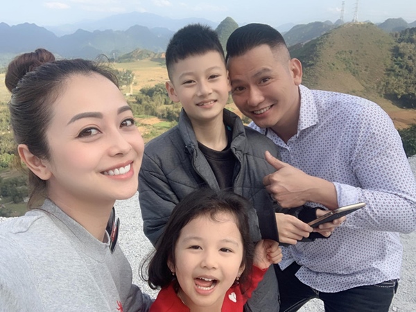 Điểm mặt những ông bố dượng vàng” trong làng Vbiz: Kim Lý và con trai Hồ Ngọc Hà thân thiết không rời, Ưng Hoàng Phúc kèm con trai vợ học mỗi ngày-3