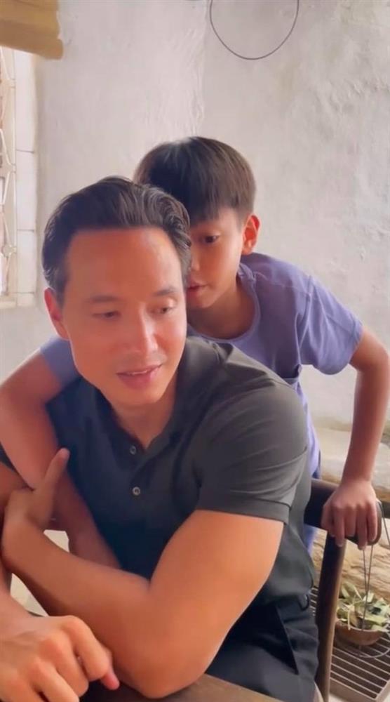 Điểm mặt những ông bố dượng vàng” trong làng Vbiz: Kim Lý và con trai Hồ Ngọc Hà thân thiết không rời, Ưng Hoàng Phúc kèm con trai vợ học mỗi ngày-6