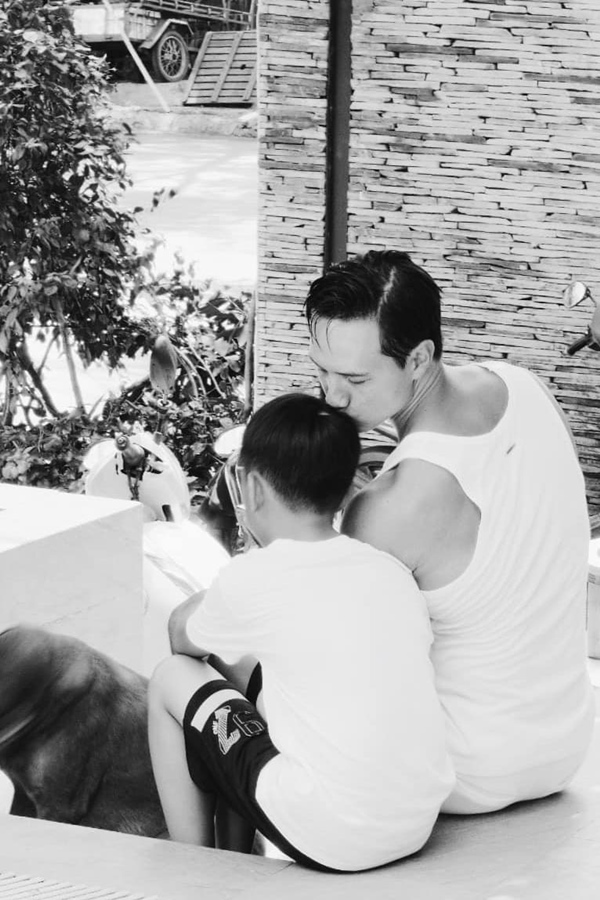 Điểm mặt những ông bố dượng vàng” trong làng Vbiz: Kim Lý và con trai Hồ Ngọc Hà thân thiết không rời, Ưng Hoàng Phúc kèm con trai vợ học mỗi ngày-7