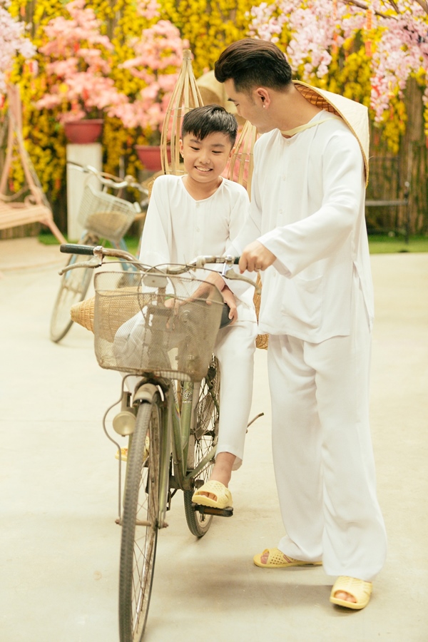 Điểm mặt những ông bố dượng vàng” trong làng Vbiz: Kim Lý và con trai Hồ Ngọc Hà thân thiết không rời, Ưng Hoàng Phúc kèm con trai vợ học mỗi ngày-11