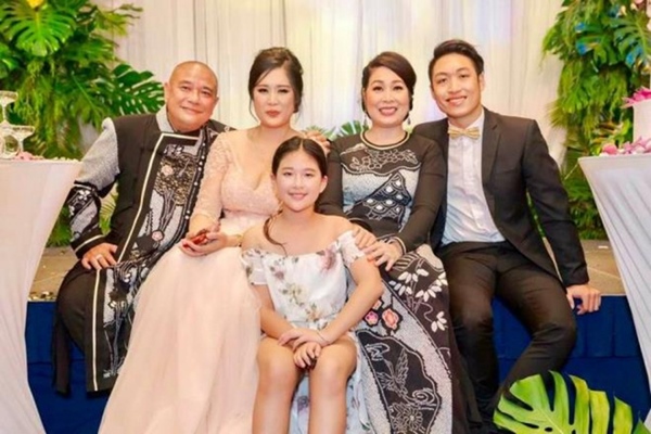 Điểm mặt những ông bố dượng vàng” trong làng Vbiz: Kim Lý và con trai Hồ Ngọc Hà thân thiết không rời, Ưng Hoàng Phúc kèm con trai vợ học mỗi ngày-15