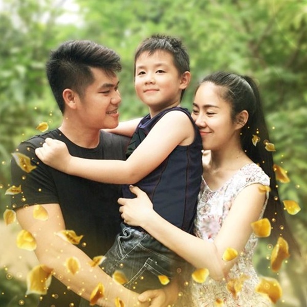 Điểm mặt những ông bố dượng vàng” trong làng Vbiz: Kim Lý và con trai Hồ Ngọc Hà thân thiết không rời, Ưng Hoàng Phúc kèm con trai vợ học mỗi ngày-16