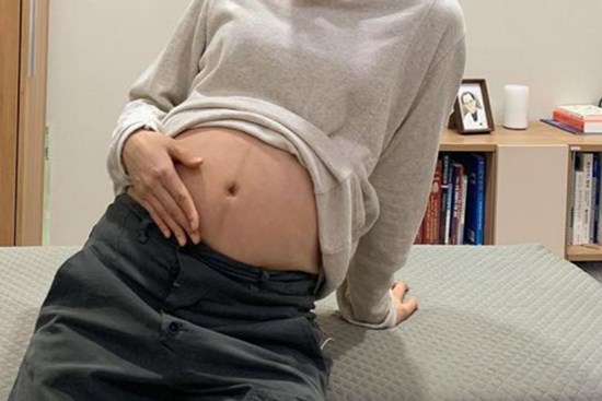 Tôi và bạn gái thân vào phòng sinh cùng lúc, khi y tá gọi tên chồng cô ấy, tôi dứt khoát ly hôn chồng mình