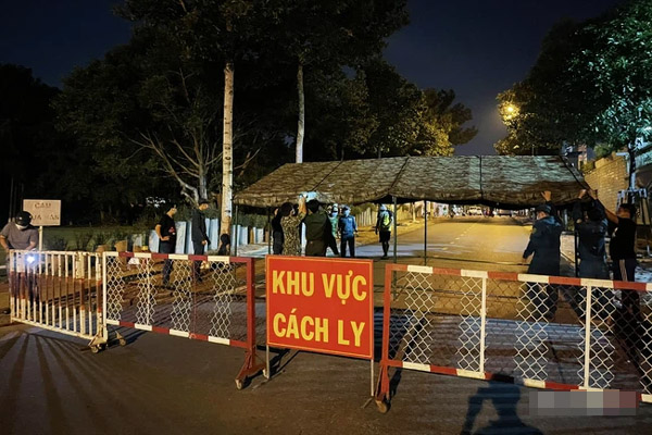 Nhói tim bé trai 5 tuổi ôm đồ rời khu cách ly đi điều trị Covid-19-3