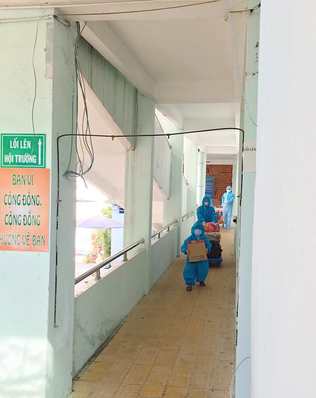 Nhói tim bé trai 5 tuổi ôm đồ rời khu cách ly đi điều trị Covid-19-2