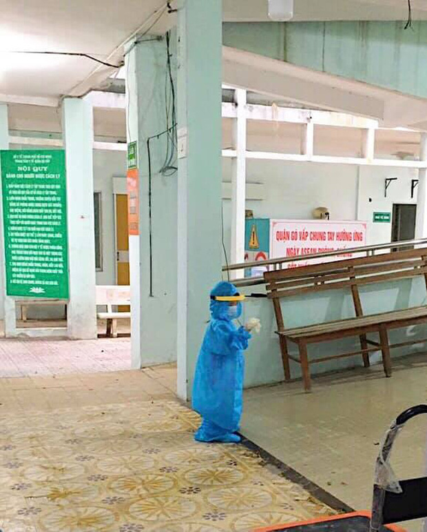 Nhói tim bé trai 5 tuổi ôm đồ rời khu cách ly đi điều trị Covid-19-1
