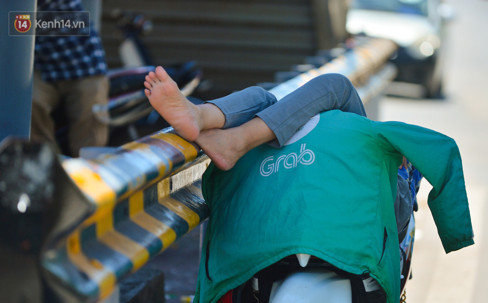 Nắng nóng đỉnh điểm lên đến gần 50 độ C tại Hà Nội: Mặt đường bốc hơi, người dân chật vật mưu sinh-12