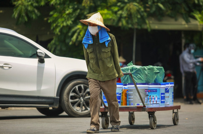 Nắng nóng đỉnh điểm lên đến gần 50 độ C tại Hà Nội: Mặt đường bốc hơi, người dân chật vật mưu sinh-9