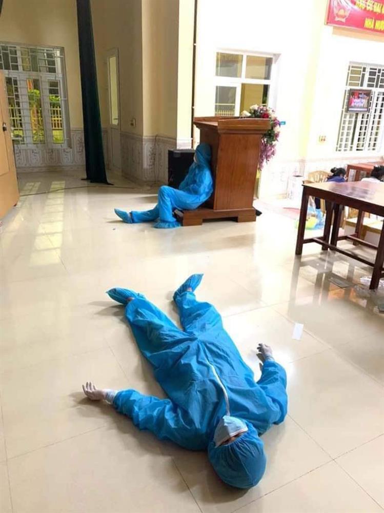 Xót xa cảnh đội ngũ y tế mệt nhoài, nằm ngủ bệt giữa sàn nhà sau khi xuyên đêm lấy 60.000 mẫu xét nghiệm Covid-19-1