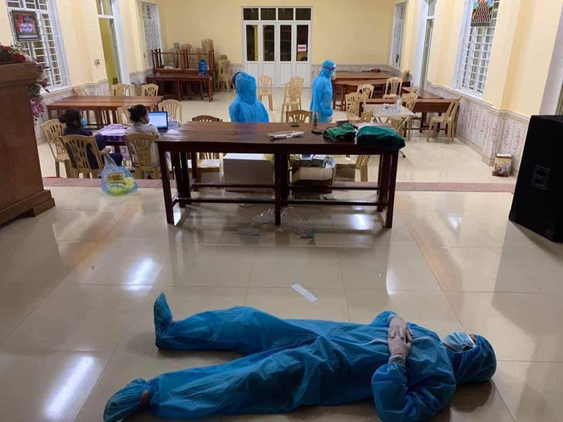 Xót xa cảnh đội ngũ y tế mệt nhoài, nằm ngủ bệt giữa sàn nhà sau khi xuyên đêm lấy 60.000 mẫu xét nghiệm Covid-19-3