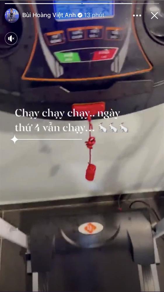 Ngày thứ 4 cách ly của ĐT Việt Nam: Dàn nam thần mở đại hội khoe múi sầu riêng, trai có vợ hướng về gia đình-3