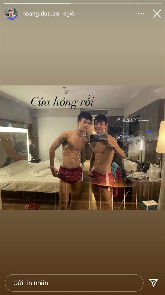 Ngày thứ 4 cách ly của ĐT Việt Nam: Dàn nam thần mở đại hội khoe múi sầu riêng, trai có vợ hướng về gia đình-4