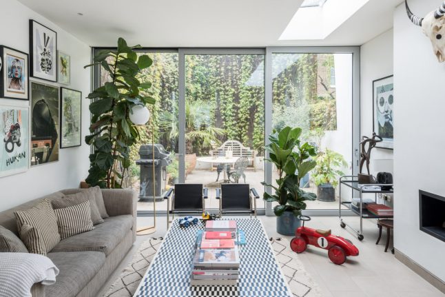 Ngôi nhà với cách bài trí cá tính nhưng không kém phần hiện đại cùng khoảng vườn xanh tươi, là chốn lui về khiến nhiều người mơ ước-1