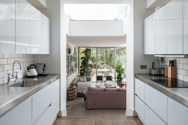 Ngôi nhà với cách bài trí cá tính nhưng không kém phần hiện đại cùng khoảng vườn xanh tươi, là chốn lui về khiến nhiều người mơ ước-7