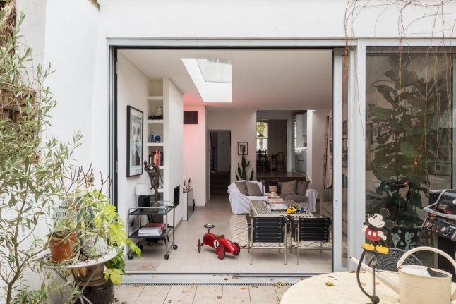 Ngôi nhà với cách bài trí cá tính nhưng không kém phần hiện đại cùng khoảng vườn xanh tươi, là chốn lui về khiến nhiều người mơ ước-14