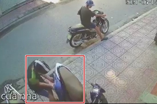 Nam thanh niên phá cốp xe máy lấy bộ điều khiển trung tâm chỉ 3 giây