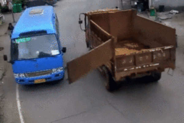 Cửa sau xe ben tuột đập vỡ kính lái xe buýt chạy ngược chiều