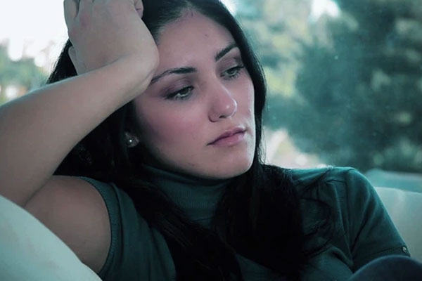 Đến nhà sếp nhậu, tôi bàng hoàng khi thấy rõ mặt cô gái giúp việc bưng mâm cơm ra đãi khách-2