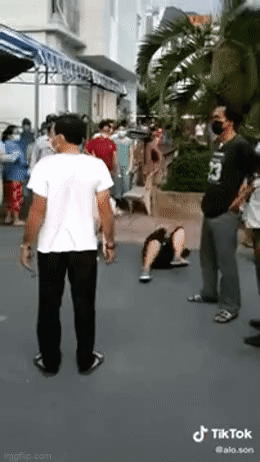 Clip: Người phụ nữ nằm lăn lộn trên mặt đất, nghi bị nam thanh niên đánh vì Bà ấy cởi khẩu trang rồi ho lên mặt tôi!”-1