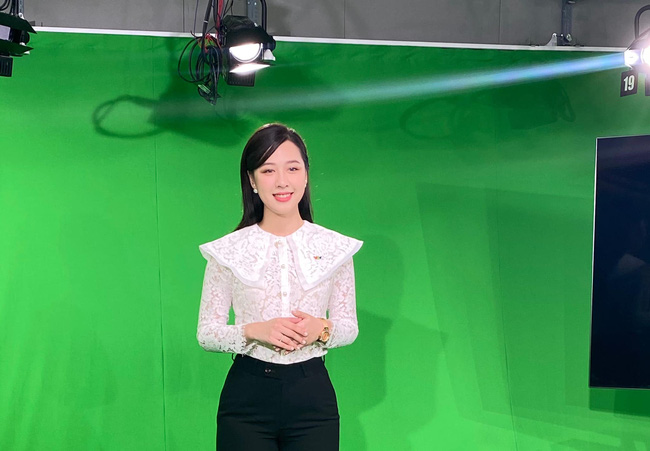 Nàng BTV được bạn trai doanh nhân cầu hôn trên máy bay: Style ngập váy vóc, không thiếu những set khoe dáng chuẩn đét-1