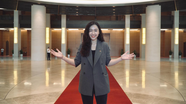 Nàng BTV được bạn trai doanh nhân cầu hôn trên máy bay: Style ngập váy vóc, không thiếu những set khoe dáng chuẩn đét-2