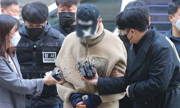 Em trai sát hại chị dã man bằng 30 nhát dao rồi vứt xác trôi sông, ngày xử án bố mẹ lên tiếng một câu gây tranh cãi kịch liệt-1