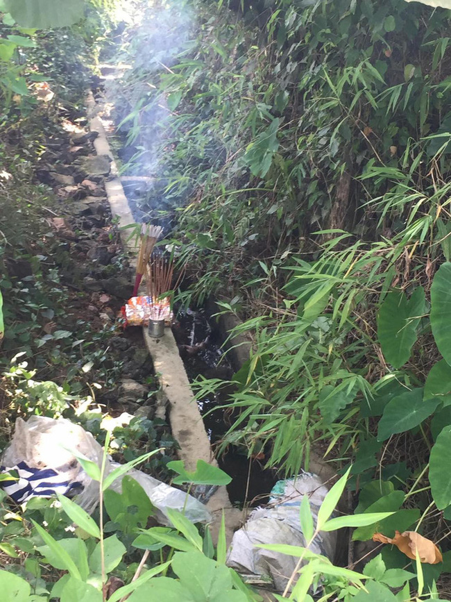 Mẹ nhẫn tâm bỏ con mới đẻ dưới cống nước rồi tới bệnh viện khám sau sinh, khi công an tìm đến nơi thì đã quá muộn-1