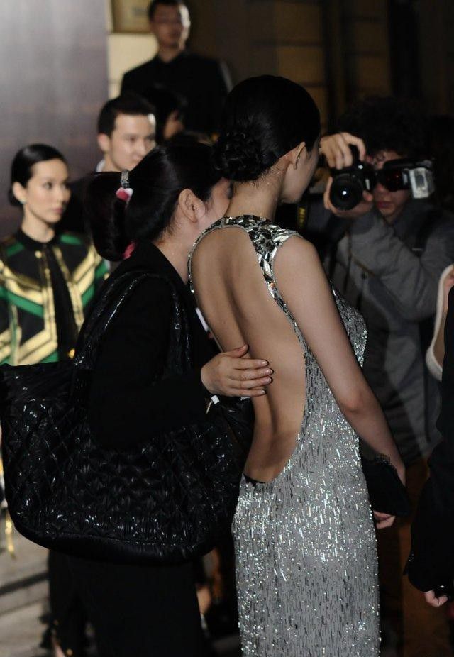 Tai nạn thảm đỏ cách đây 9 năm từng khiến Dương Mịch ê chề vì chiếc váy phản chủ, lộ nội y giữa rừng phóng viên-5