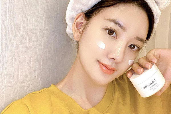 5 kiểu áo blouse trắng phủ sóng hè này: Diện lên auto sang chảnh, lên hình sống ảo đẹp mãn nhãn-6