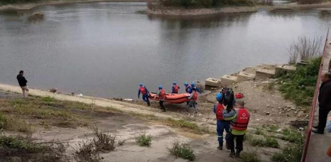 Cặp sinh đôi 5 tuổi bỏ mạng thương tâm trong cùng một ngày, bà nội quẫn trí bỗng có hành động khiến gia đình ám ảnh-1