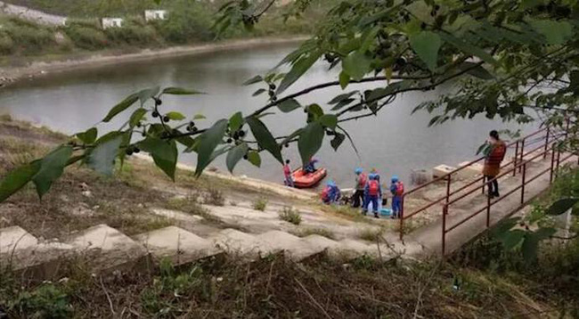 Cặp sinh đôi 5 tuổi bỏ mạng thương tâm trong cùng một ngày, bà nội quẫn trí bỗng có hành động khiến gia đình ám ảnh-2