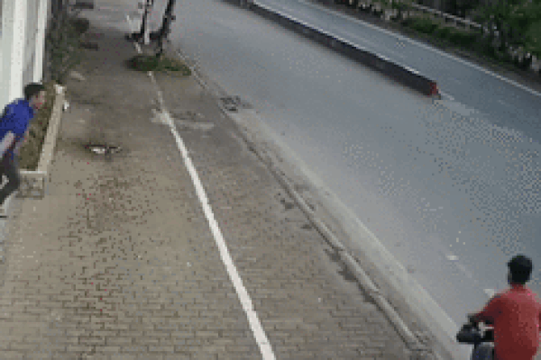 Trộm xe bất thành, nam thanh niên bị chủ nhà rượt chạy thục mạng
