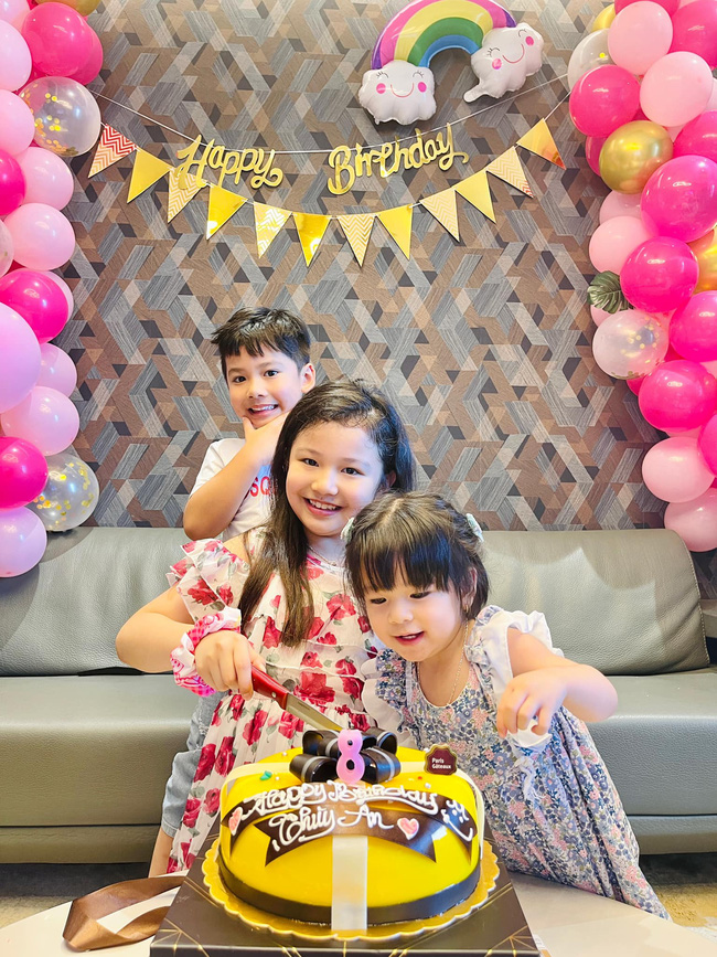 3 con của Jennifer Phạm chụp hình chung khiến ai cũng xuýt xoa vì gen quá trội, bảo sao chồng Hoa hậu cứ đòi đẻ thêm-2
