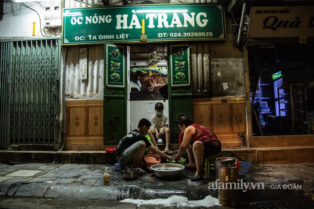 Hà Nội đêm qua không ngủ, tiểu thương phố cổ tất bật dọn dẹp đến sáng, vui như trúng số vì vừa hết cách ly lại được mở quán bán hàng!-1
