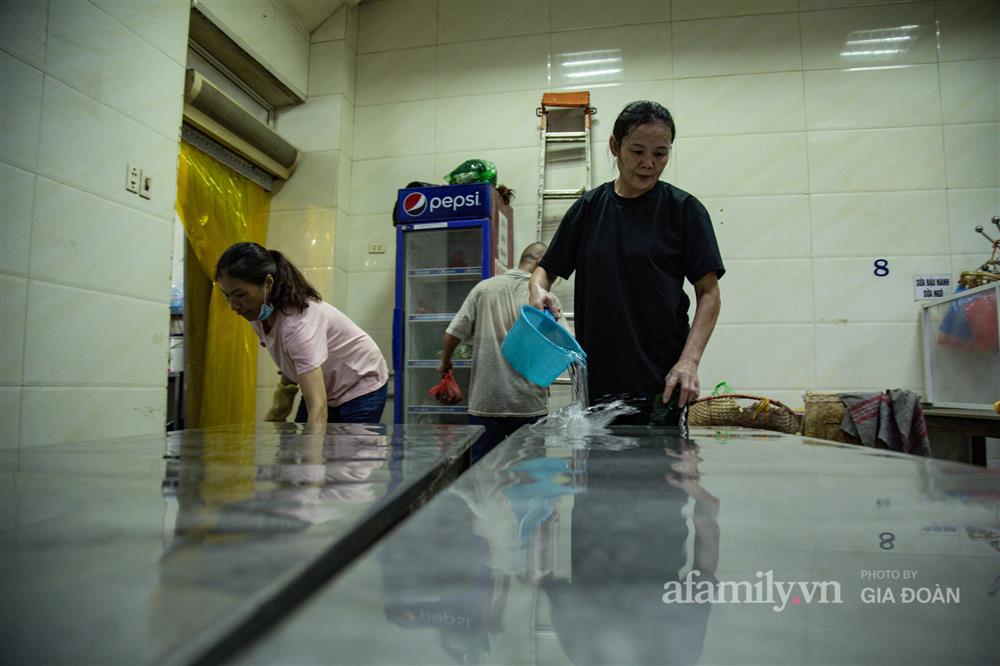 Hà Nội đêm qua không ngủ, tiểu thương phố cổ tất bật dọn dẹp đến sáng, vui như trúng số vì vừa hết cách ly lại được mở quán bán hàng!-5