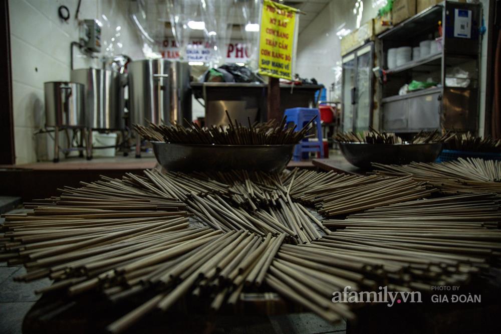 Hà Nội đêm qua không ngủ, tiểu thương phố cổ tất bật dọn dẹp đến sáng, vui như trúng số vì vừa hết cách ly lại được mở quán bán hàng!-7