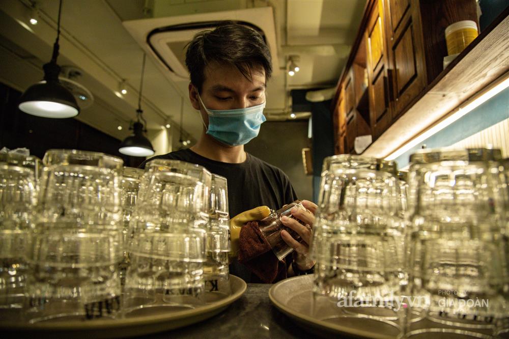 Hà Nội đêm qua không ngủ, tiểu thương phố cổ tất bật dọn dẹp đến sáng, vui như trúng số vì vừa hết cách ly lại được mở quán bán hàng!-10