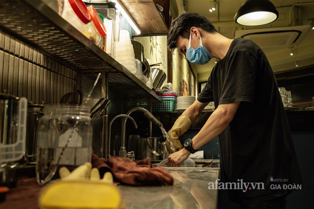 Hà Nội đêm qua không ngủ, tiểu thương phố cổ tất bật dọn dẹp đến sáng, vui như trúng số vì vừa hết cách ly lại được mở quán bán hàng!-11