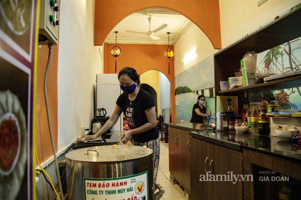 Hà Nội đêm qua không ngủ, tiểu thương phố cổ tất bật dọn dẹp đến sáng, vui như trúng số vì vừa hết cách ly lại được mở quán bán hàng!-12