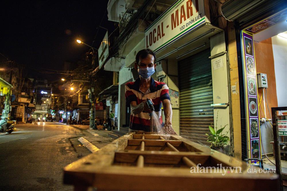 Hà Nội đêm qua không ngủ, tiểu thương phố cổ tất bật dọn dẹp đến sáng, vui như trúng số vì vừa hết cách ly lại được mở quán bán hàng!-13