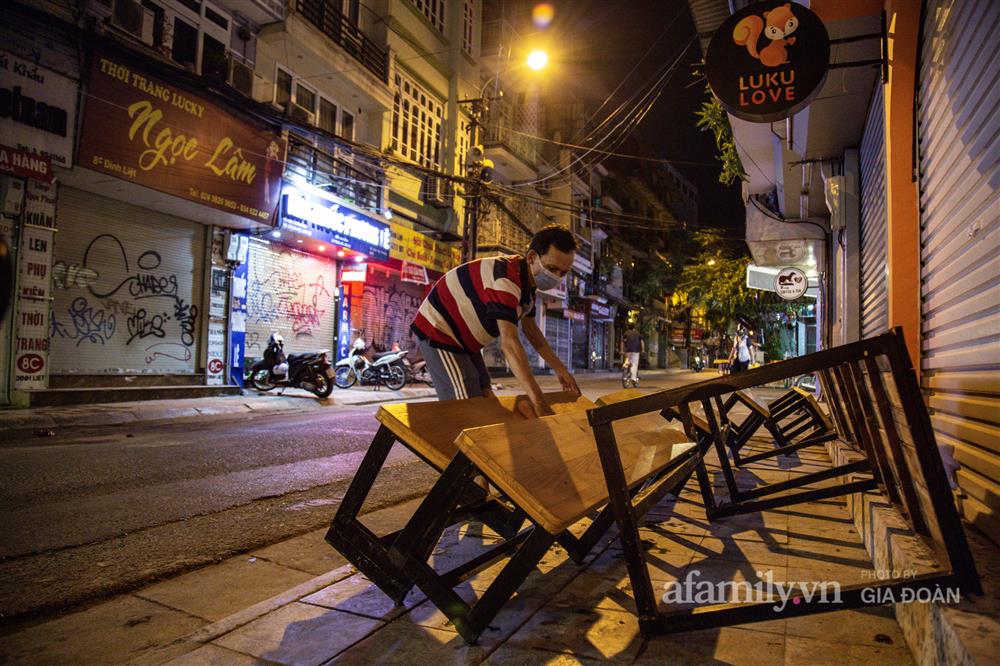 Hà Nội đêm qua không ngủ, tiểu thương phố cổ tất bật dọn dẹp đến sáng, vui như trúng số vì vừa hết cách ly lại được mở quán bán hàng!-14