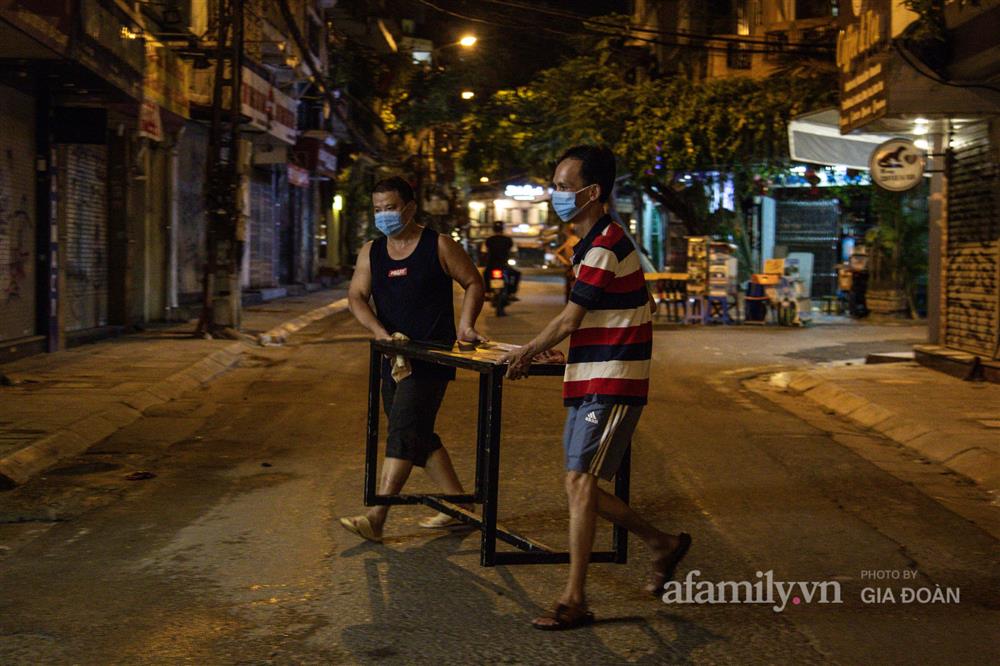 Hà Nội đêm qua không ngủ, tiểu thương phố cổ tất bật dọn dẹp đến sáng, vui như trúng số vì vừa hết cách ly lại được mở quán bán hàng!-15